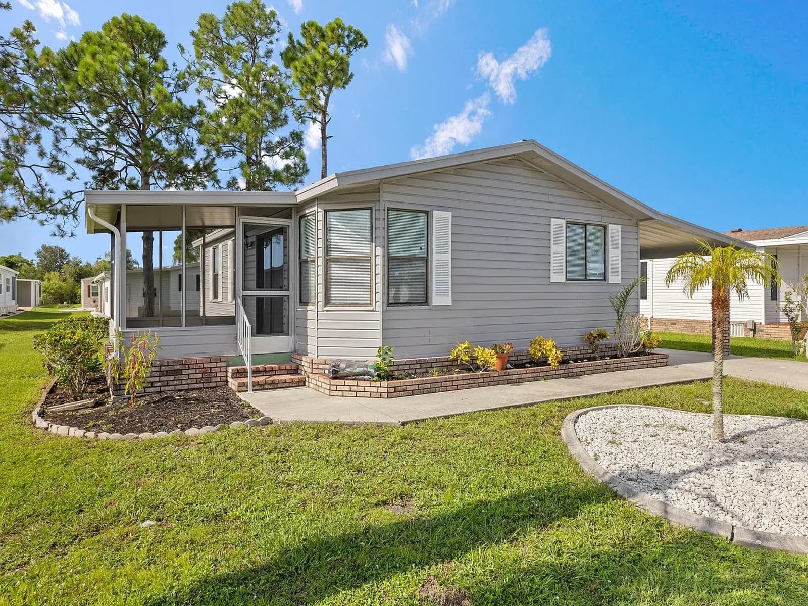 Beautifully Renovated 2 Bed / 2 Bath Home in Tara Woods with Private Backyard Oasis